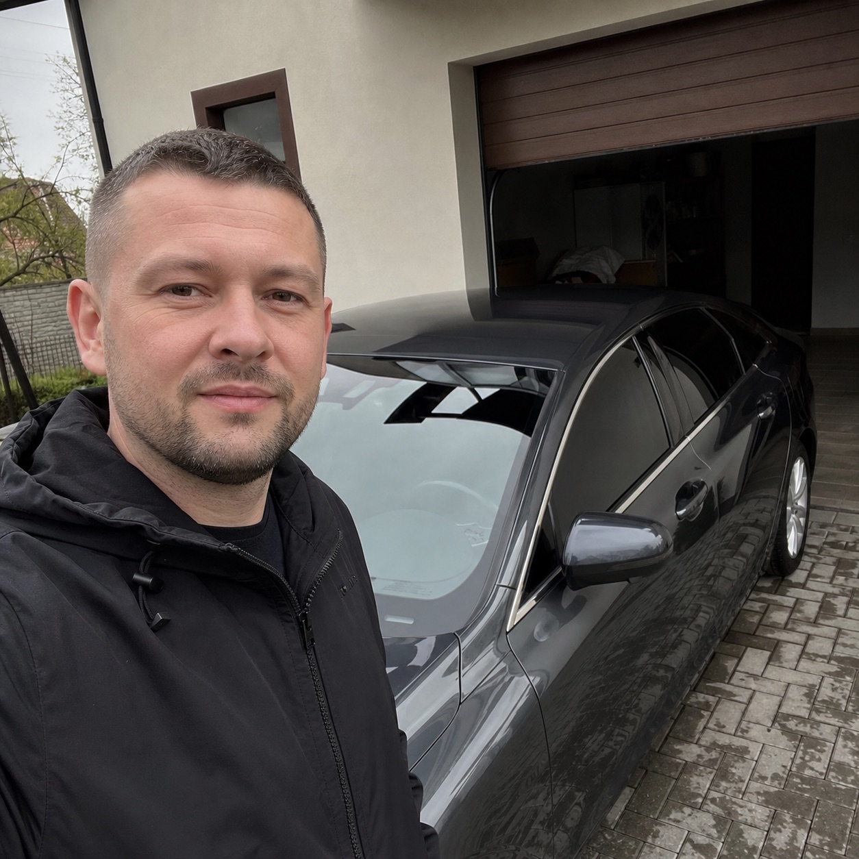 Андрій біля автомобіля